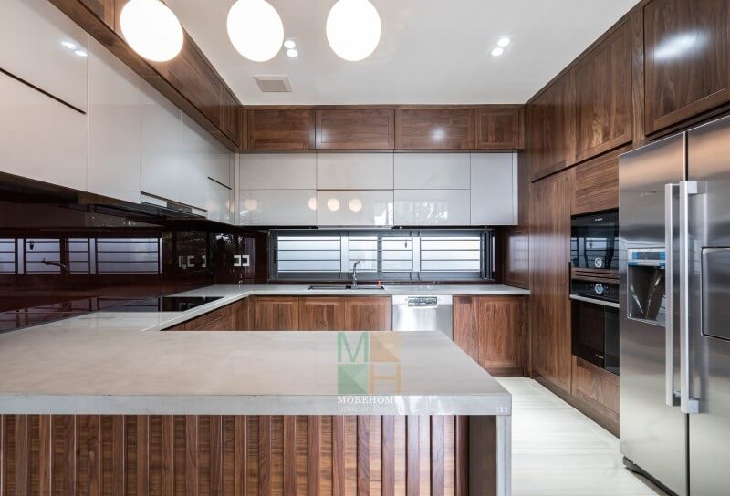 Sản phẩm tủ bếp hiện đại này được Morehome thi công lắp đặt hoàn thiện với chất lượng hoàn hảo nhất. Đây là hình ảnh thi công nội thất phòng bếp, tủ bếp gỗ tự nhiên kết hợp gỗ công nghiệp hiện đại tại biệt thự Hà Tĩnh Thi công nội thất biệt thự