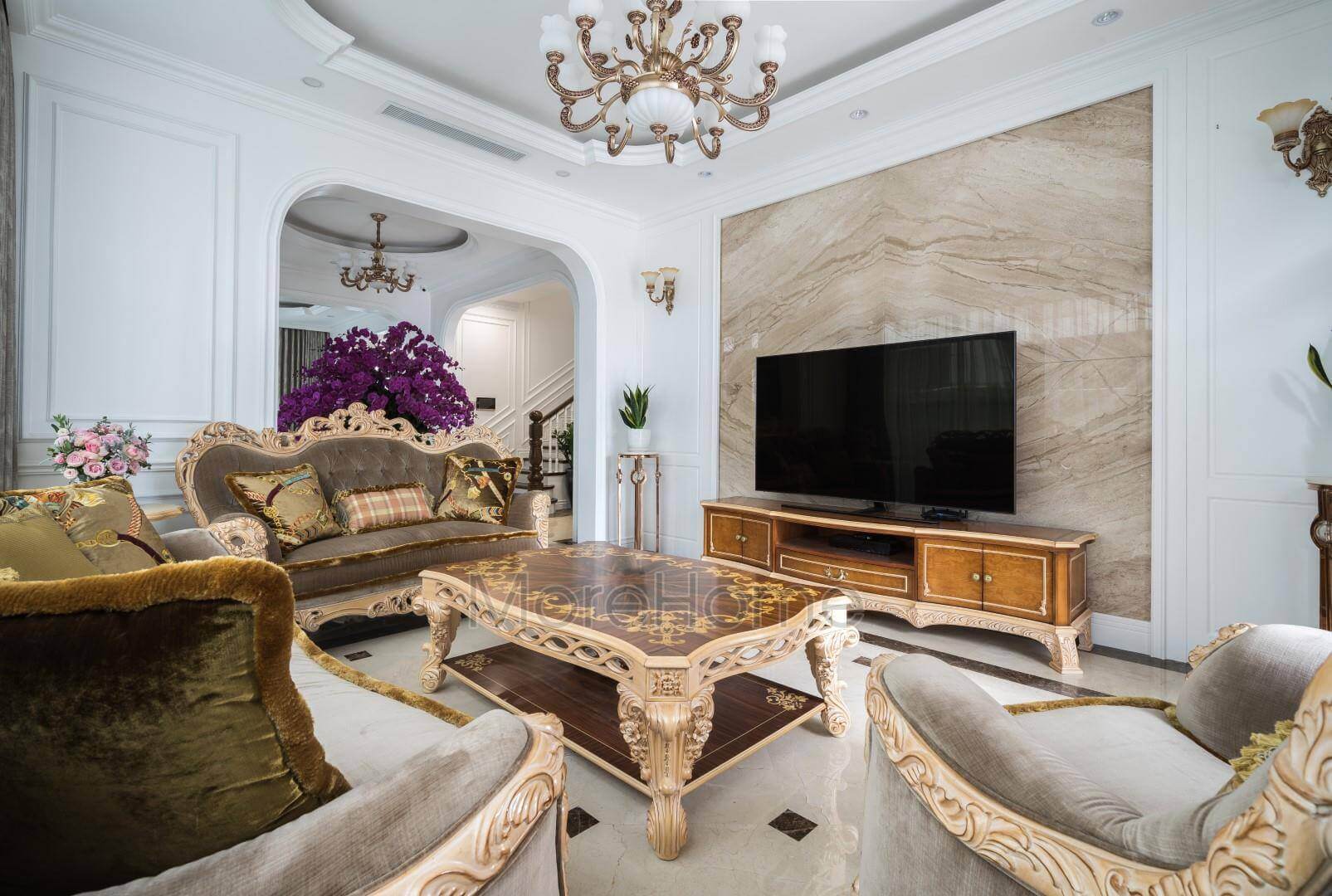 Để hoàn thiện không gian biệt thự cần chú ý đến những món đồ trang trí chiếc thảm, gối ôm trên ghế sofa, tranh treo tường hay đèn chùm,... Thi công nội thất biệt thự